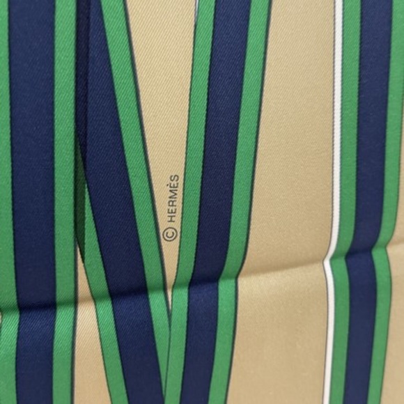 NWT (RARE) - GRAND TRALALA SCARF 90 in Mastic/Vert/Rouge Colorway - Picture 2 of 10